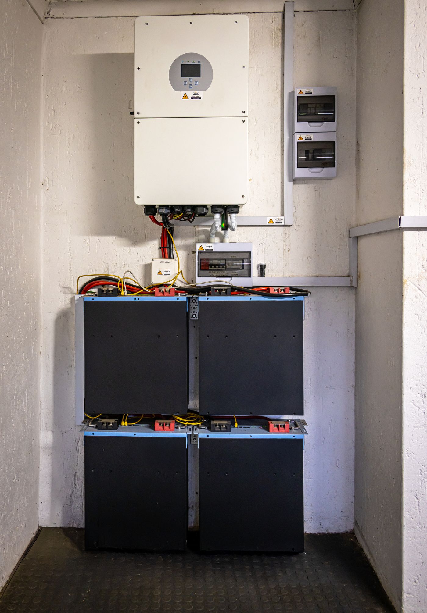 Batteriespeicher an einer Kellerwand
