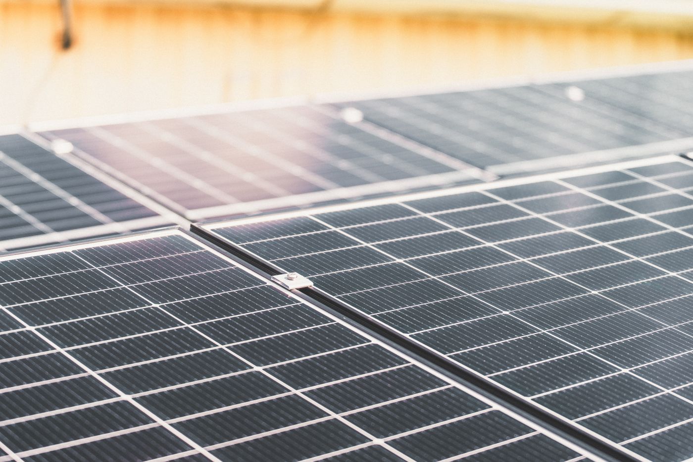 Photovoltaikmodule auf einem Hausdach in der Sonne