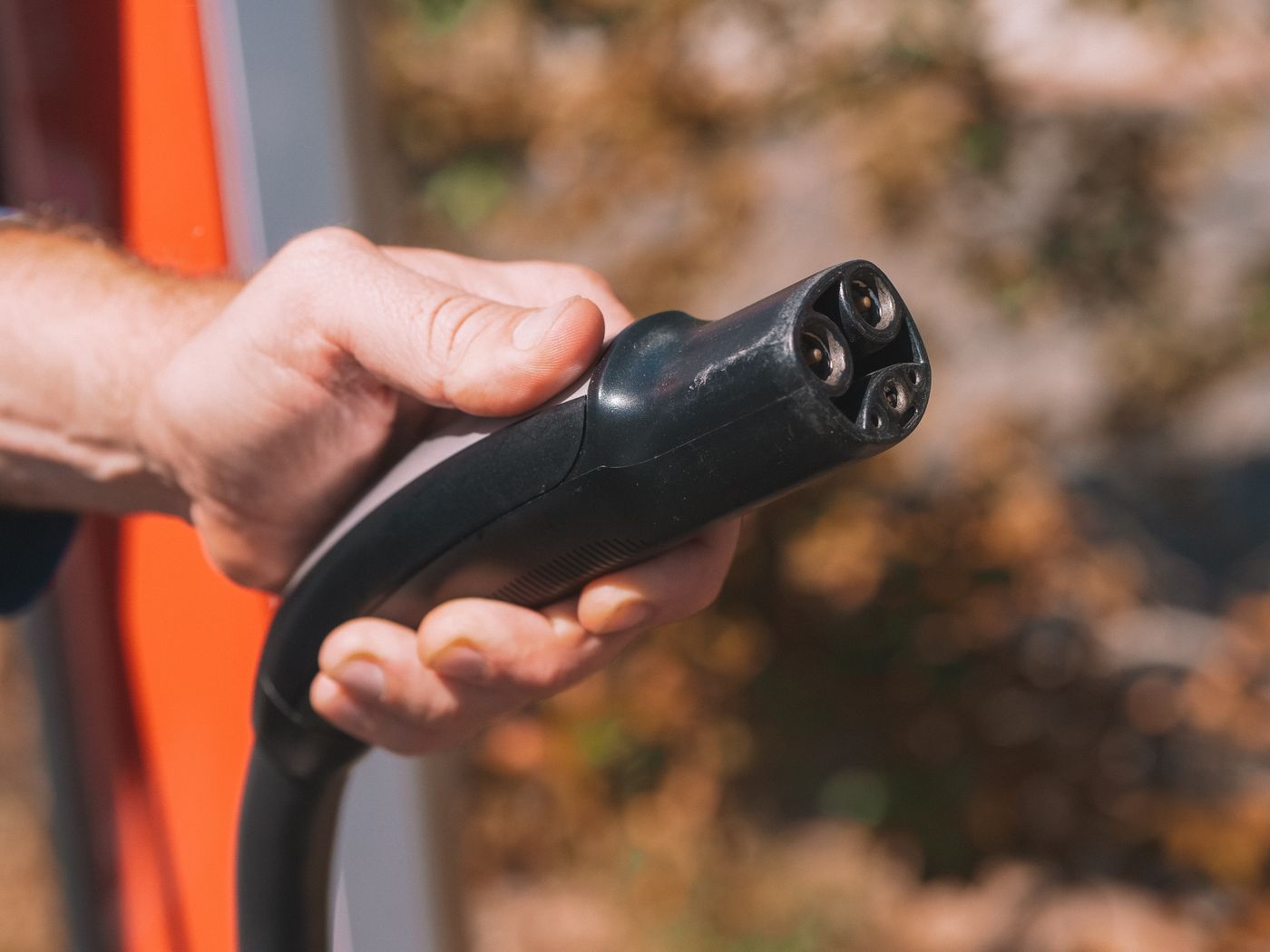 Nahaufnahme eines Ladesteckers für ein Elektrofahrzeug