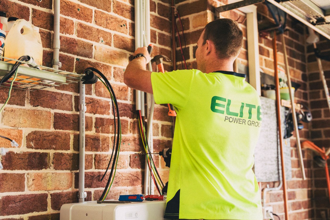 Elektrofachkraft installiert einen Stromspeicher für eine Solaranlage