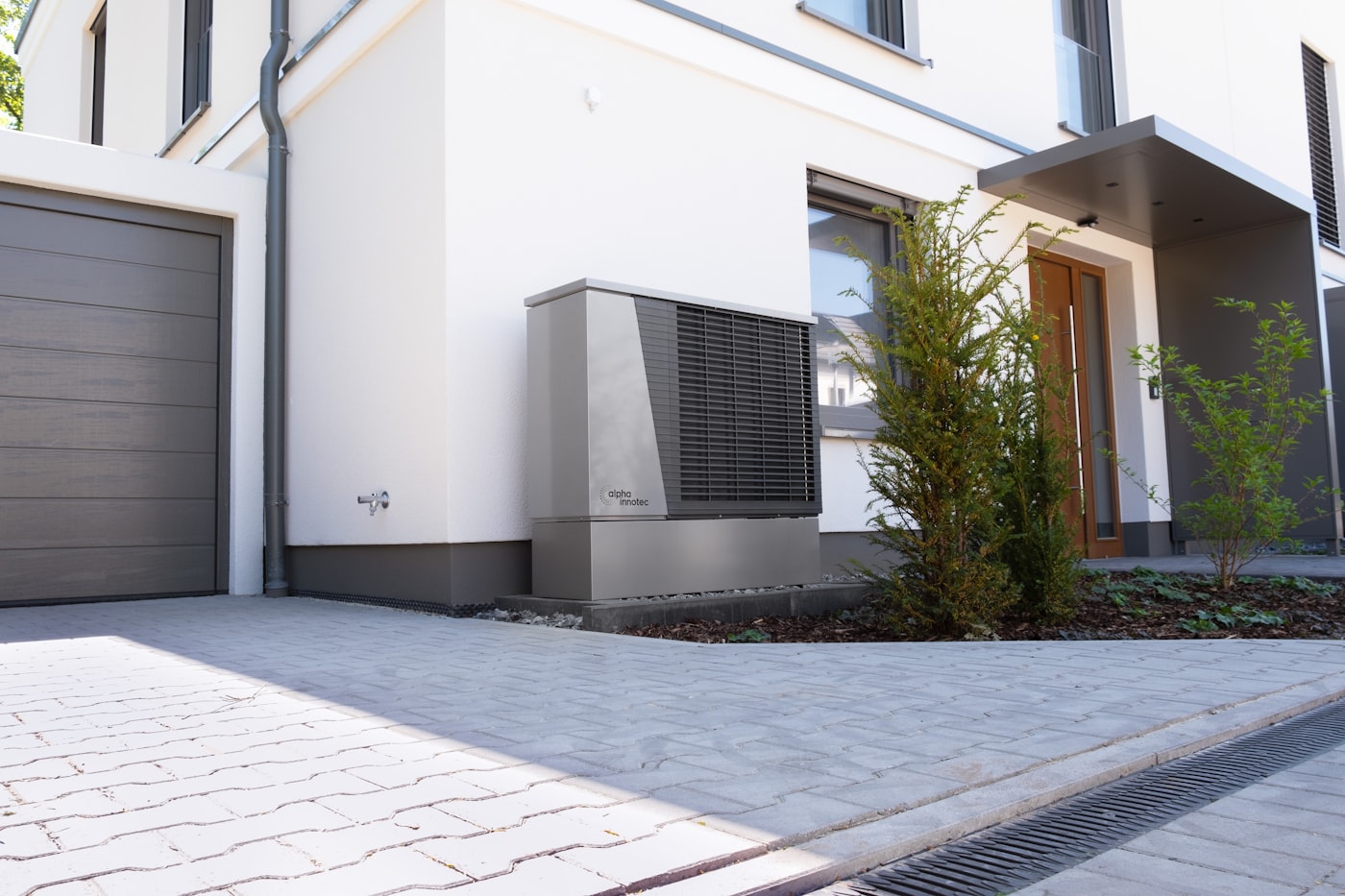 Wärmepumpe an der Außenwand eines Wohnhauses