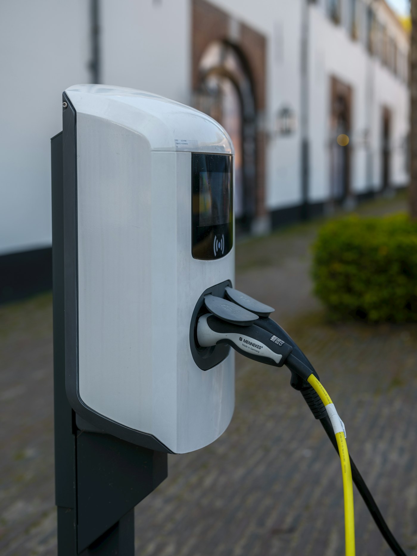 Elektrofahrzeug wird an einer Wallbox in einer Garage geladen